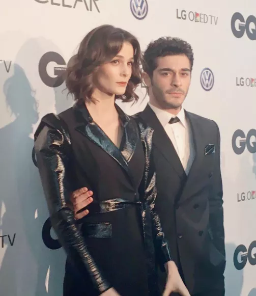 النجمة Beren Saat وزوجة Kivanc Tatlitug تلفتان الأنظار في حفل GQ Men Of The Year 2016 في تركيا
