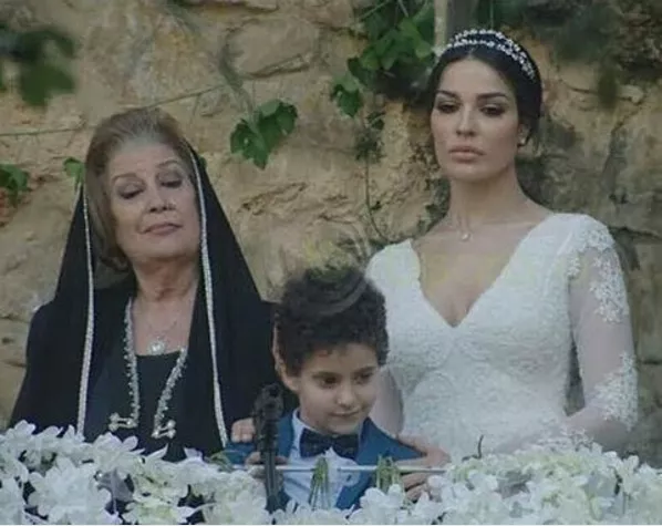 نادين نجيب في فستان زفاف بسيط وأنثويّ خلال المسلسل الرمضانيّ الهيبة