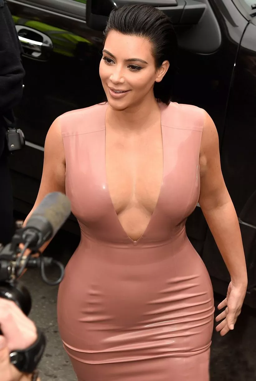 Kim Kardashian تبرز قوامها في فستانٍ ضيّق للغاية