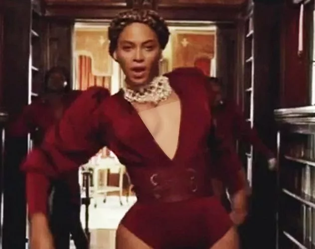 Beyoncé تطلق فيديو جديد وتثير جنون الجميع بإطلالاتها!