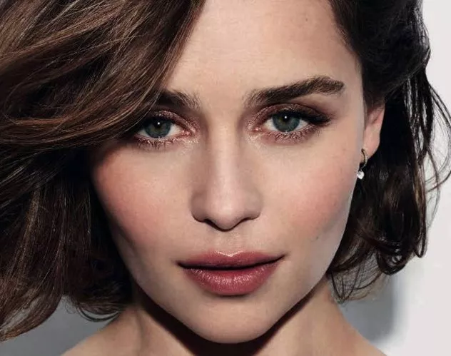 Emilia Clarke تجسّد امرأة عطر Dolce & Gabbana الجديد