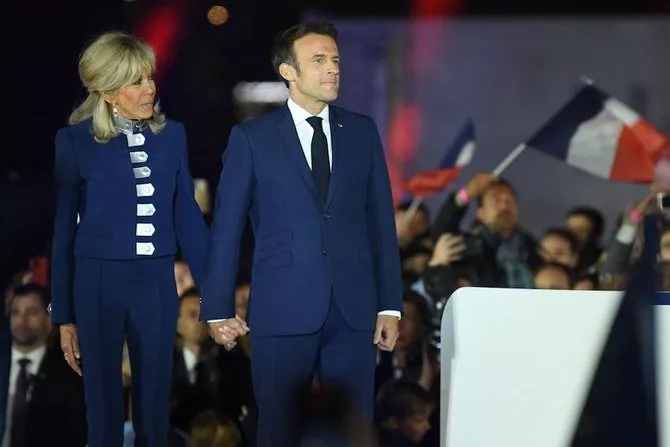 بريجيت ماكرون تنسّق لوكها مع زوجها إيمانويل ماكرون بعد فوزه بالرئاسة الفرنسية