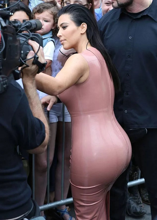 Kim Kardashian تبرز قوامها في فستانٍ ضيّق للغاية