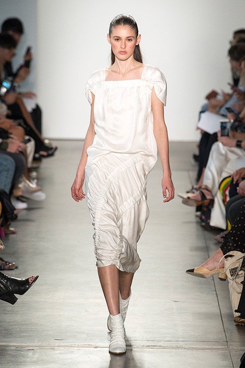 عرض أزياء Zero+Maria Cornejo لربيع 2018، خلال أسبوع الموضة في باريس