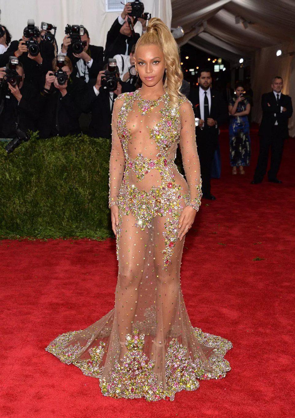 Beyoncé شبه عارية في حفل Met Gala 2015