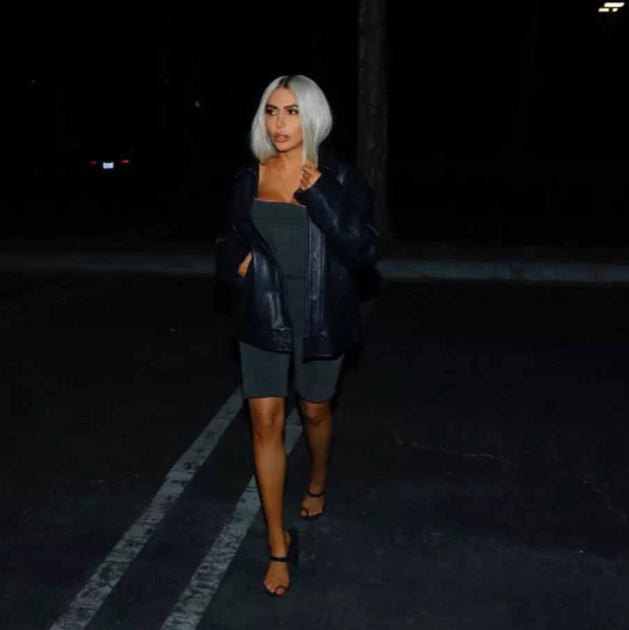Kanye West يروّج لمجموعة Yeezy Season 6 من خلال مستنسخات عن Kim Kardashian