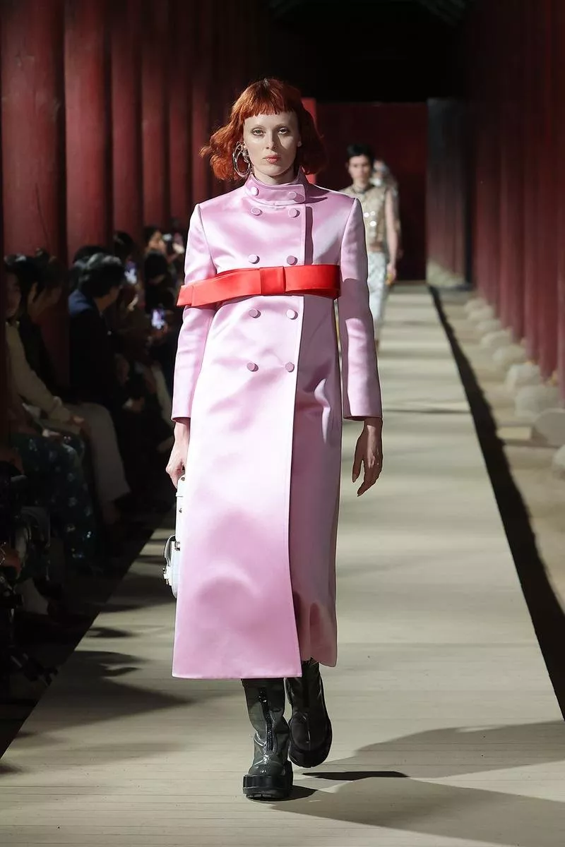 Gucci تجمع بين رموزها الأيقونية وتقاليد كوريا الجنوبية في مجموعتها التحضيرية لربيع 2024