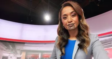 لأول مرّة في تاريخ الإعلام، مذيعة نيوزيلندية تقدّم نشرة أخبار بِوشم تقليدي على وجهها