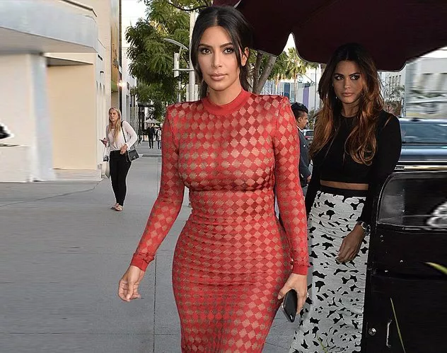 Kim Kardashian في إطلالةٍ مدحت قوامها بشكلٍ لافت