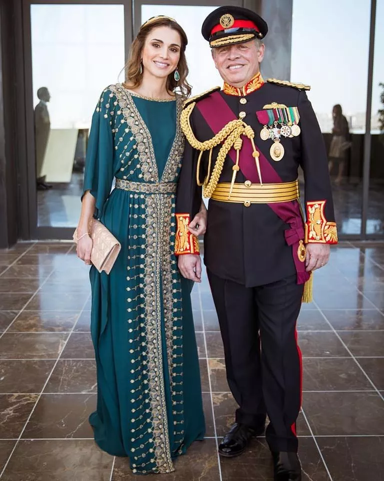 الملكة رانيا تمزج ما بين اللمسة الشرقيّة والكلاسيكيّة خلال حفلٍ رسمي