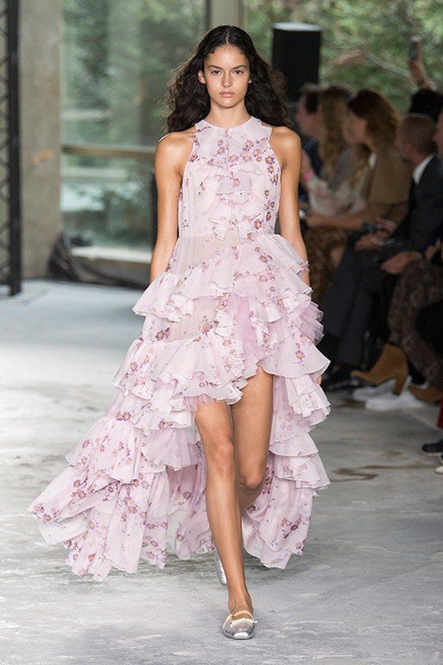 عرض أزياء Giambattista Valli لربيع 2018، خلال أسبوع الموضة في باريس