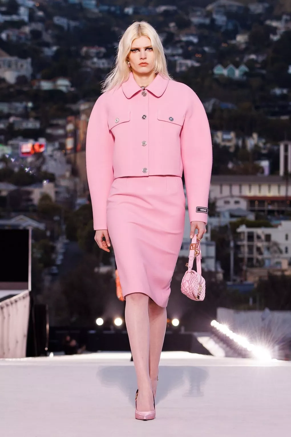 عرض مجموعة Versace لخريف 2023 يضيء سماء لوس أنجلوس