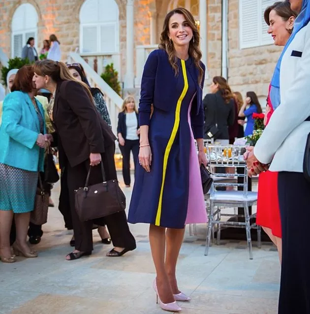 الملكة رانيا في فستان يحاكي أنوثتها الراقية