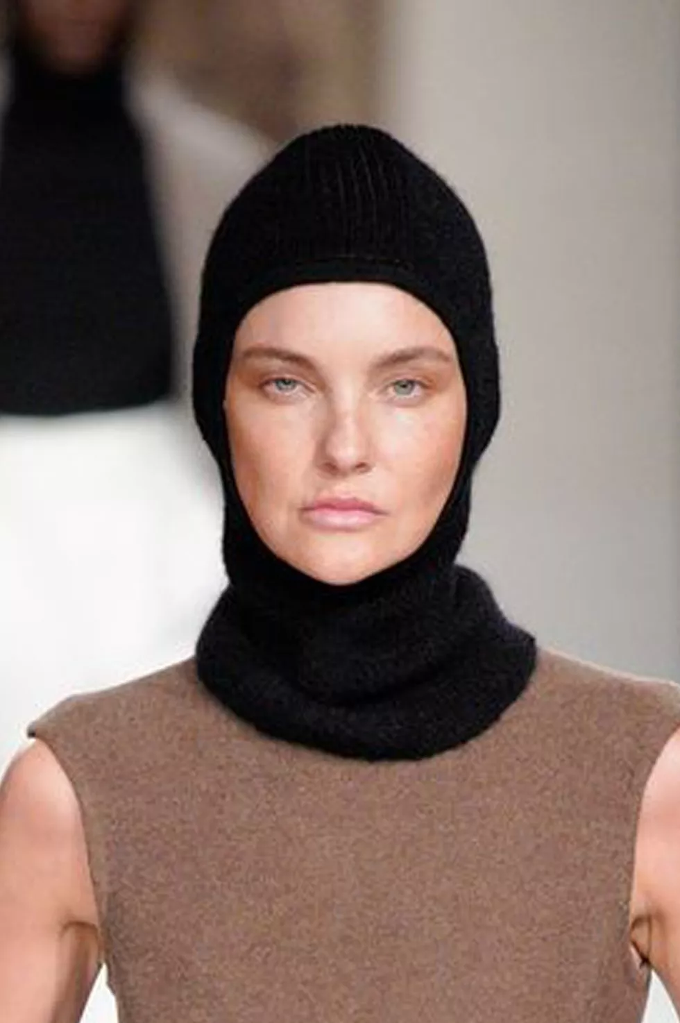قبعة Balaclava تتخذ شكل جديد في خريف 2022 لتجعل ستايلكِ أكثر على الموضة
