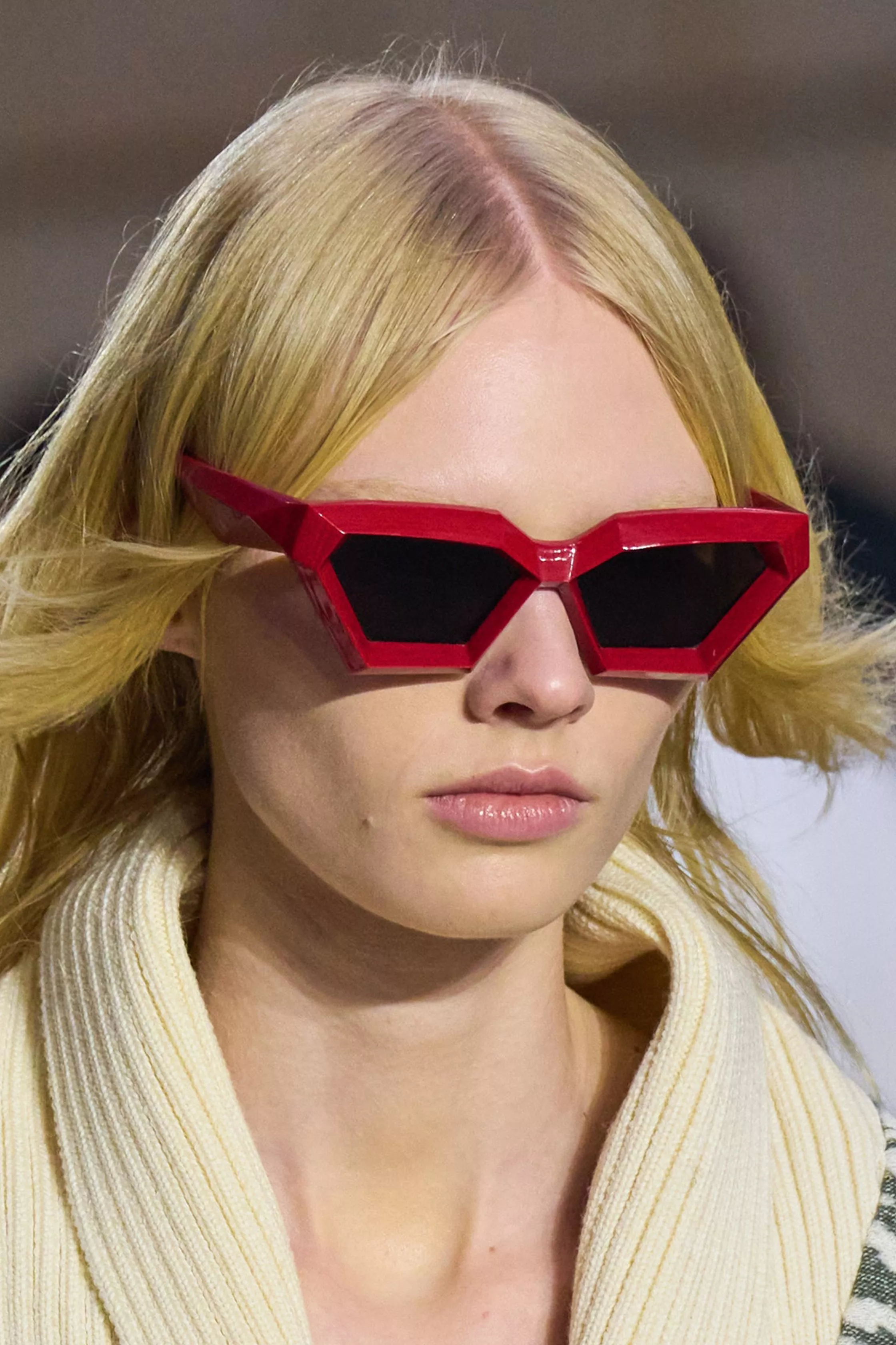 تبحثين عن صيحات النظارات الشمسية في شتاء 2023؟ اتركي المهمّة لنا