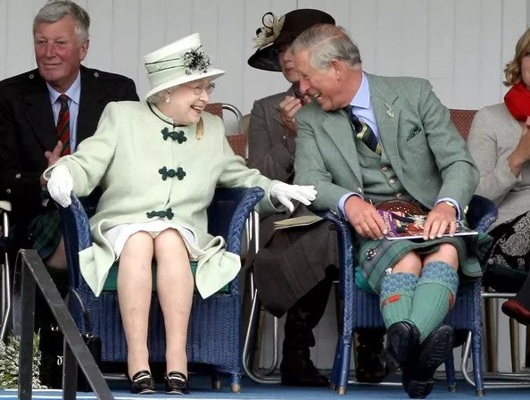 علاقة الملكة اليزابيث الراحلة والملك تشارلز الثالث: ما الذي تُخبئه الضحكات المتبادلة؟