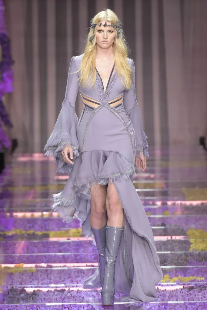 أسبوع الموضة للخياطة الراقية: 
Atelier Versace أنوثة تفوق الخيال