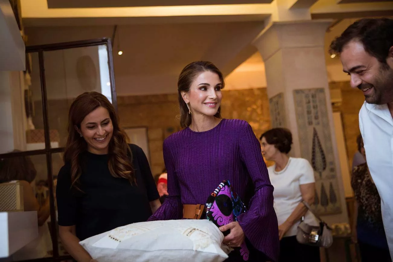 الملكة رانيا في معرض الحرف اليدوية: إطلالة دافئة وحقيبة ملفتة