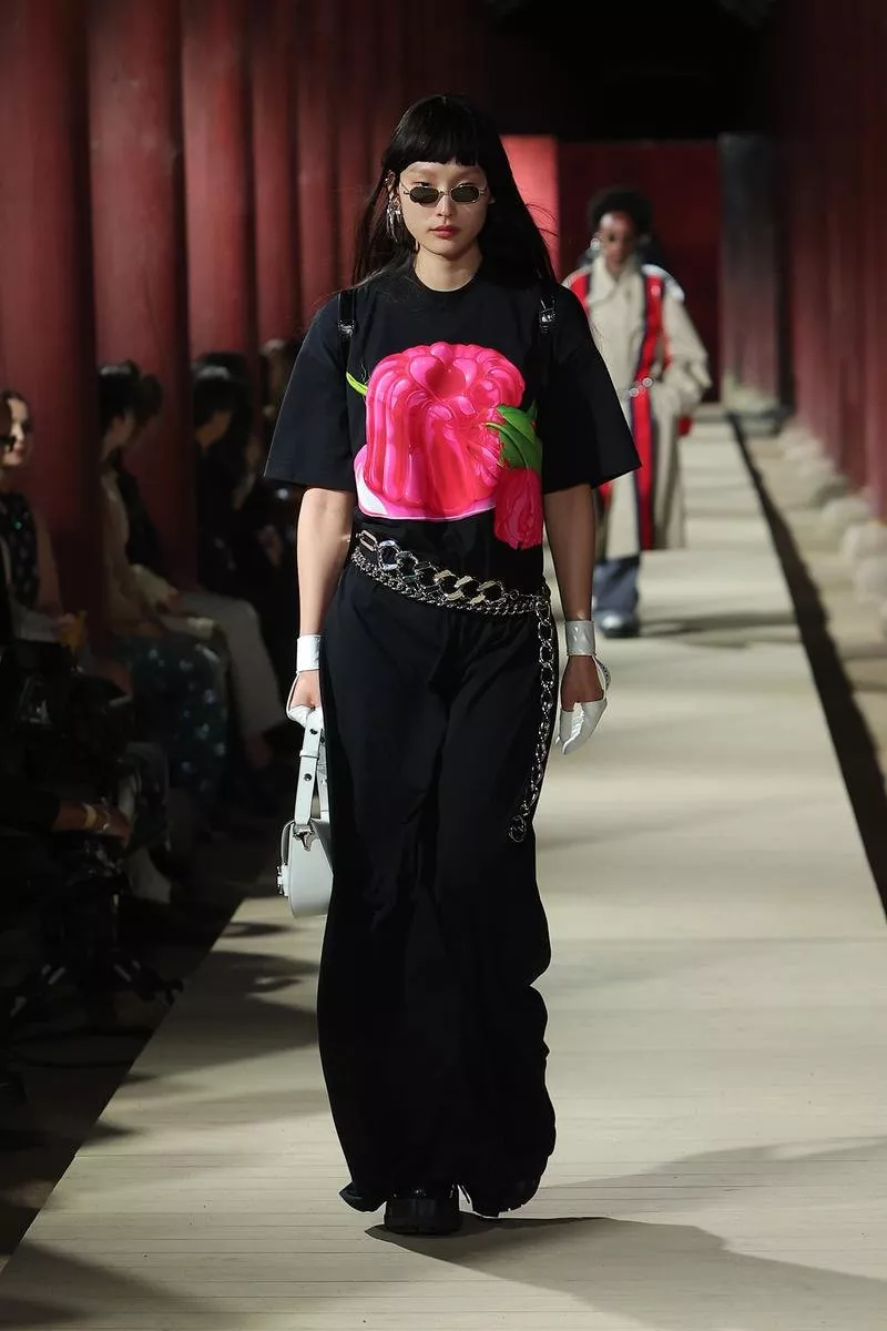 Gucci تجمع بين رموزها الأيقونية وتقاليد كوريا الجنوبية في مجموعتها التحضيرية لربيع 2024