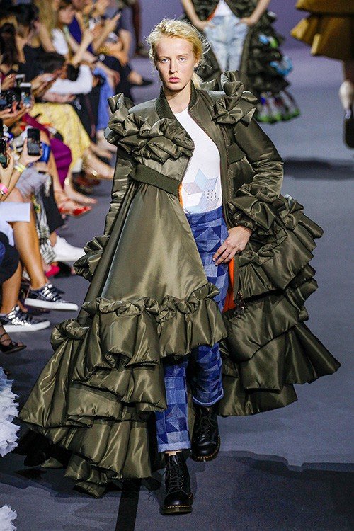 عرض أزياء Viktor & Rolf للخياطة الراقية لخريف 2017