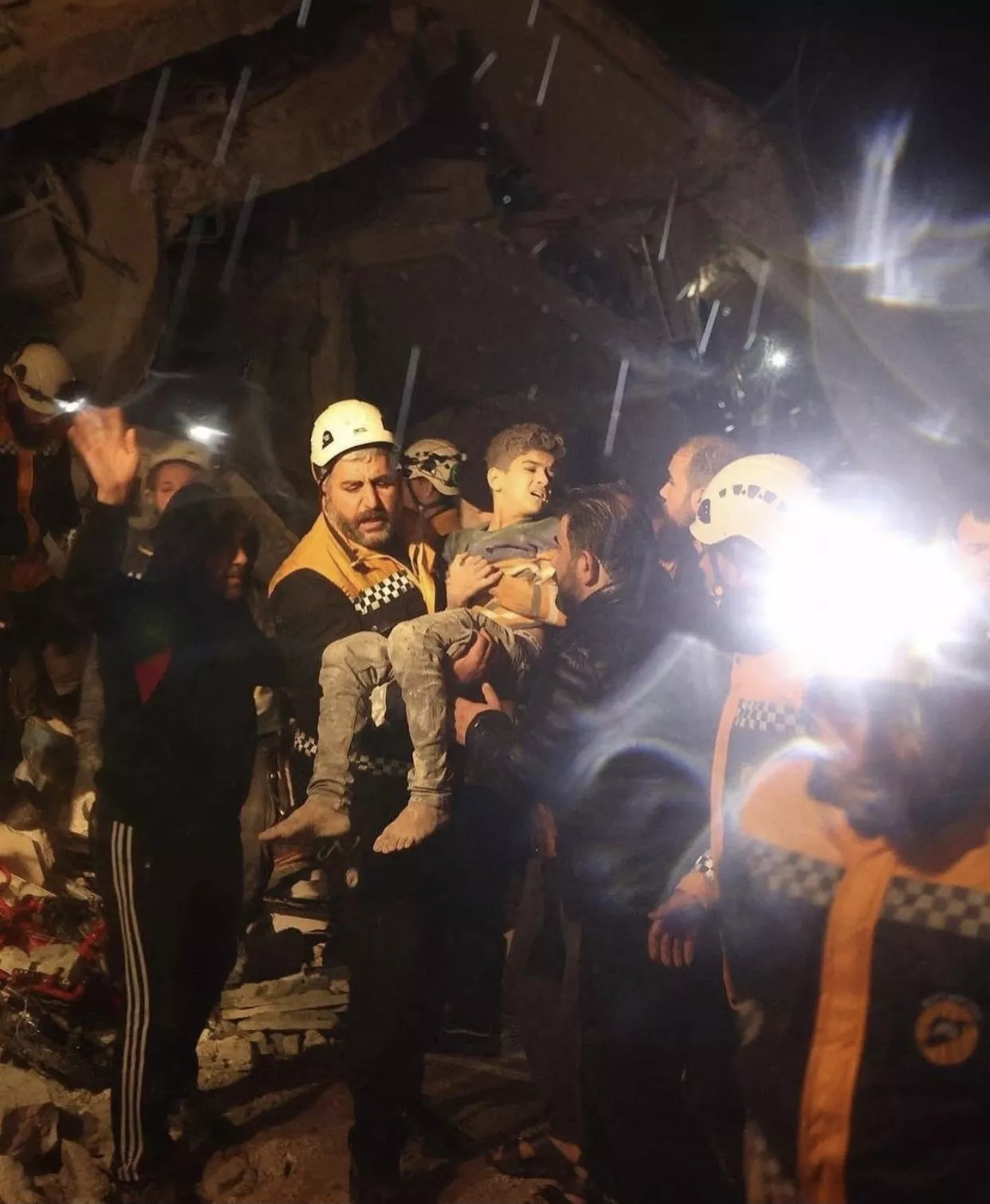 زلزال تركيا وسوريا يوحّد نجوم العالم. تضامن، تبرّع ومساعدات!