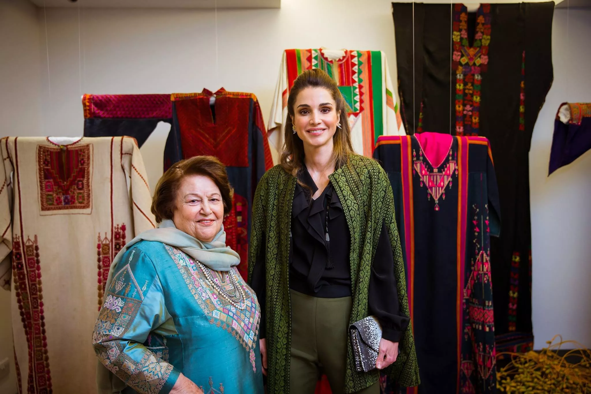الملكة رانيا تمزج بين الأزياء التقليديّة وأسلوبها العصريّ بنجاح
