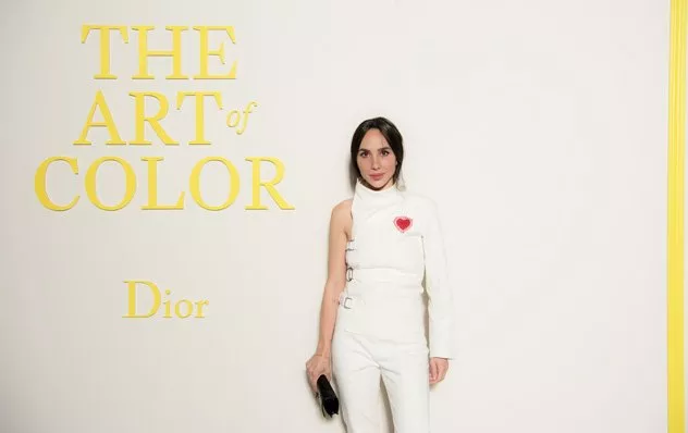 إطلالات Bella Hadid وأبرز الفاشينيستا خلال افتتاح معرض Dior The Art of Color في دبي