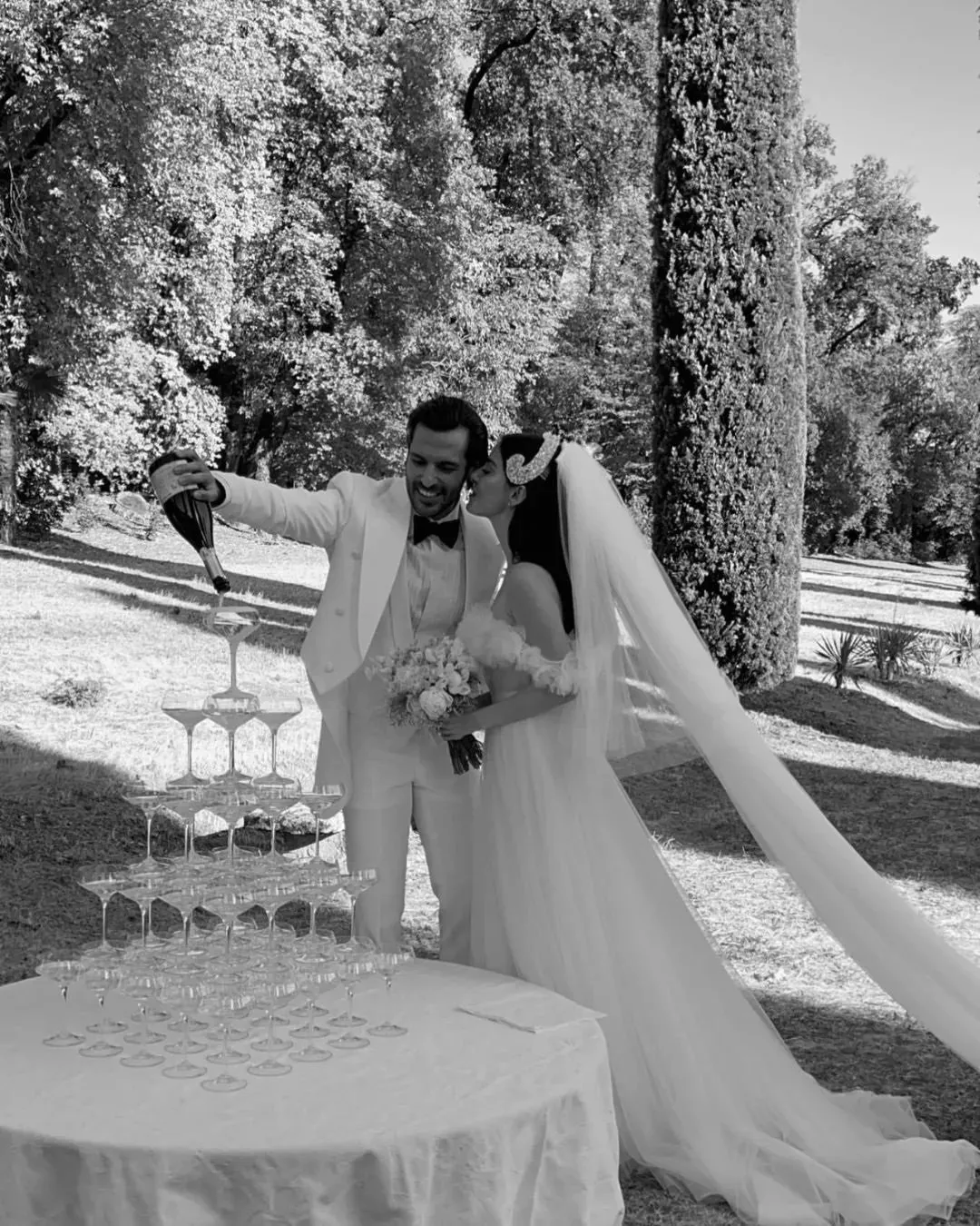 صور زفاف اوزجي جوريل وسيركان تشاي اوغلو في إيطاليا والعروس تطلّ بفستانين