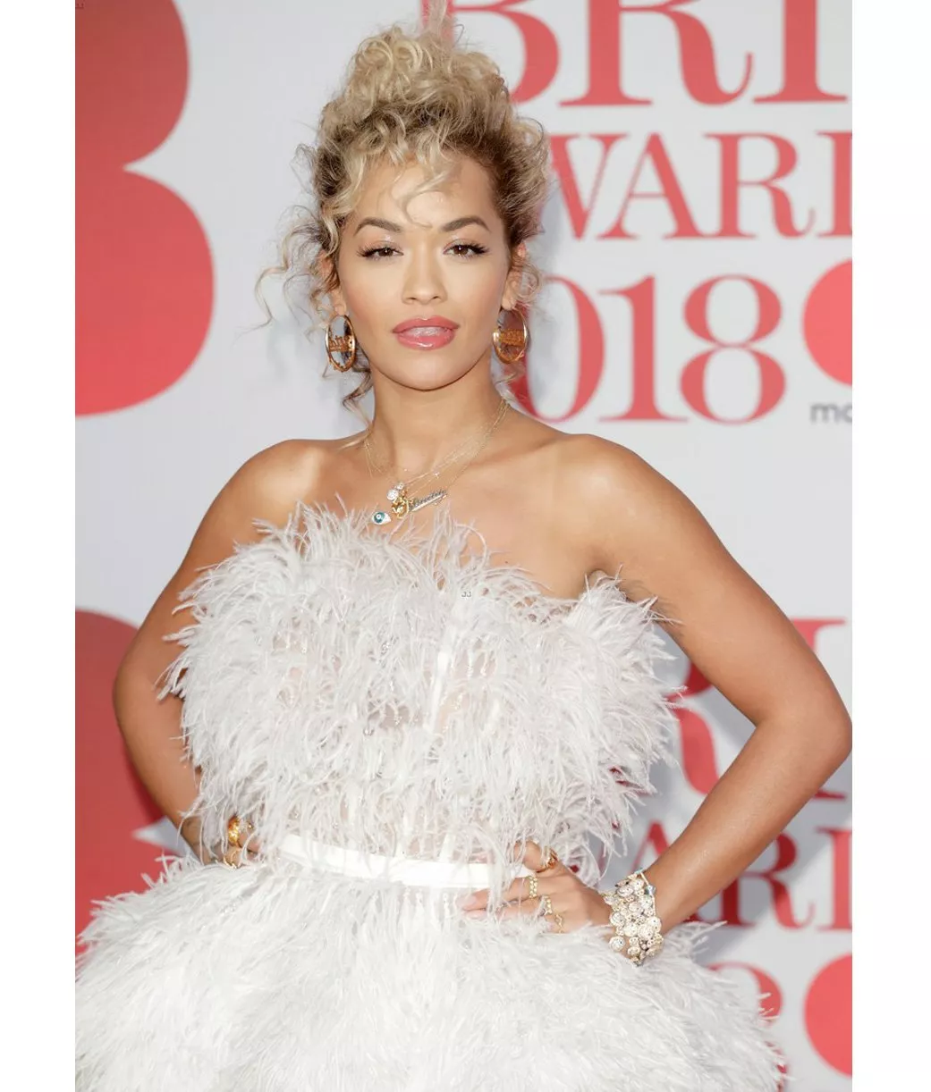Rita Ora خلال حفل Brit Awards 2018: إطلالة شبيهة بالعرائس