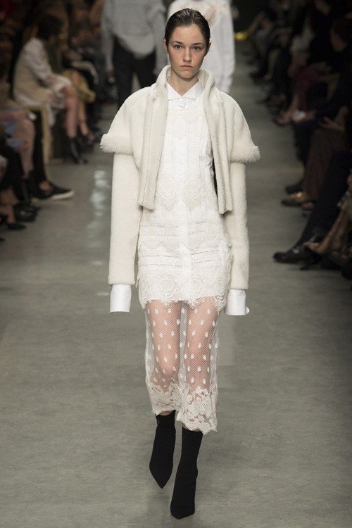 عرض أزياء Burberry لربيع 2017