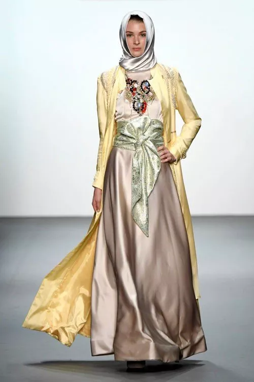 الحجاب لأوّل مرة في أسبوع الموضة النيويوركيّ من خلال مجموعة Anniesa Hasibuan التي دخلت التاريخ