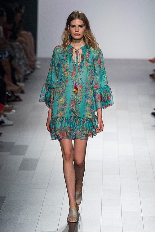 عرض أزياء Tadashi Shoji لربيع 2018، خلال أسبوع الموضة في نيويورك