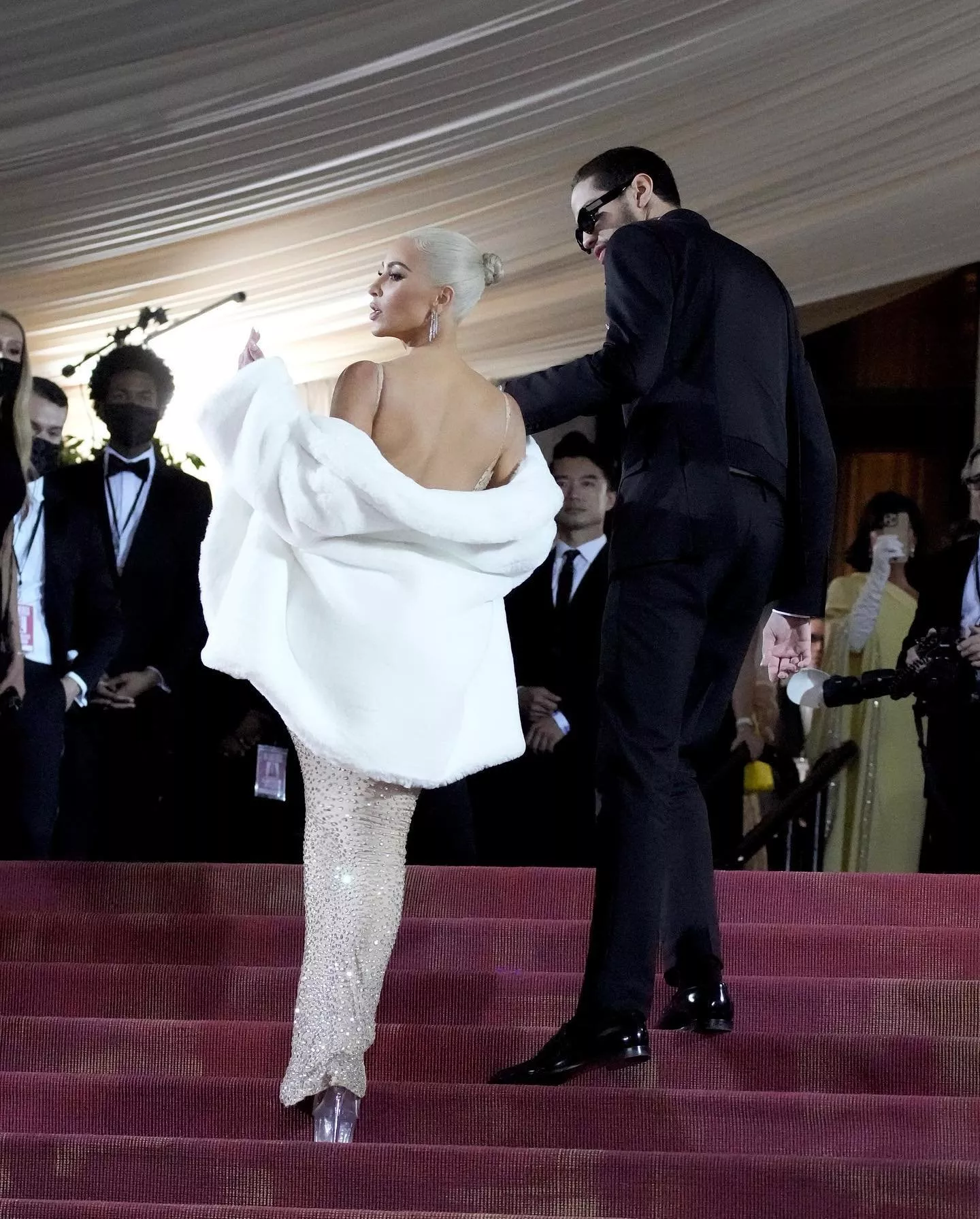 فستان مارلين مونرو يفقد مليون دولار من قيمته بعد أن ارتدته كيم كارداشيان