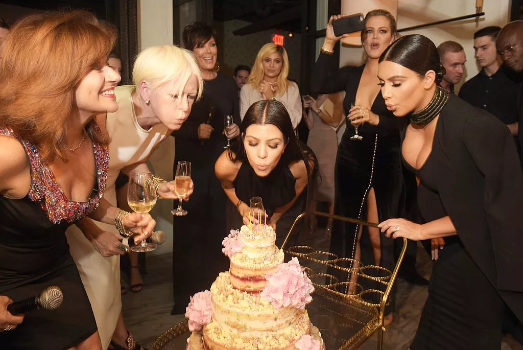 إطلالات مبهرة لعائلة Kardashian/Jenner في هوليوود