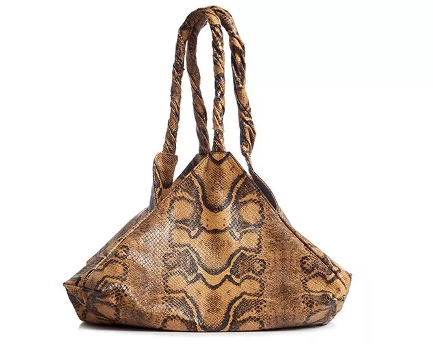 حقيبة الأسبوع: Pyramid Python Tote من Givenchy ستنسيكِ كافّة التصاميم التقليديّة