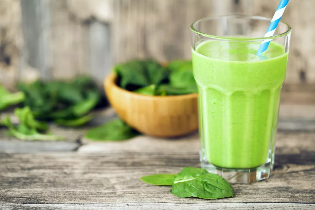 10 وصفات عصير اخضر صحية وذات مذاق رائع