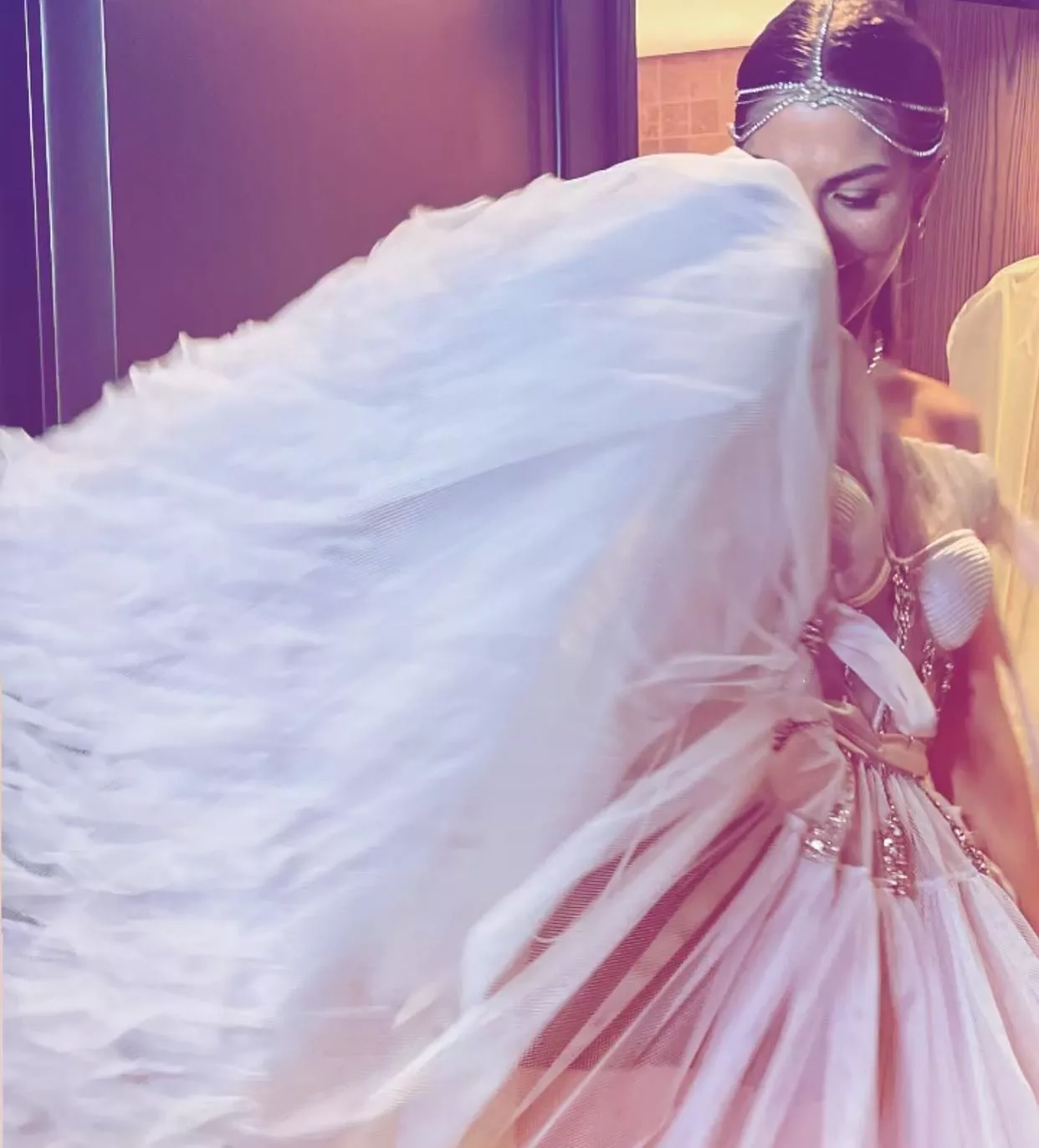 ديميت اوزدمير تختار 3 فساتين زفاف لعرسها... التصميم الأخير غير متوقع!