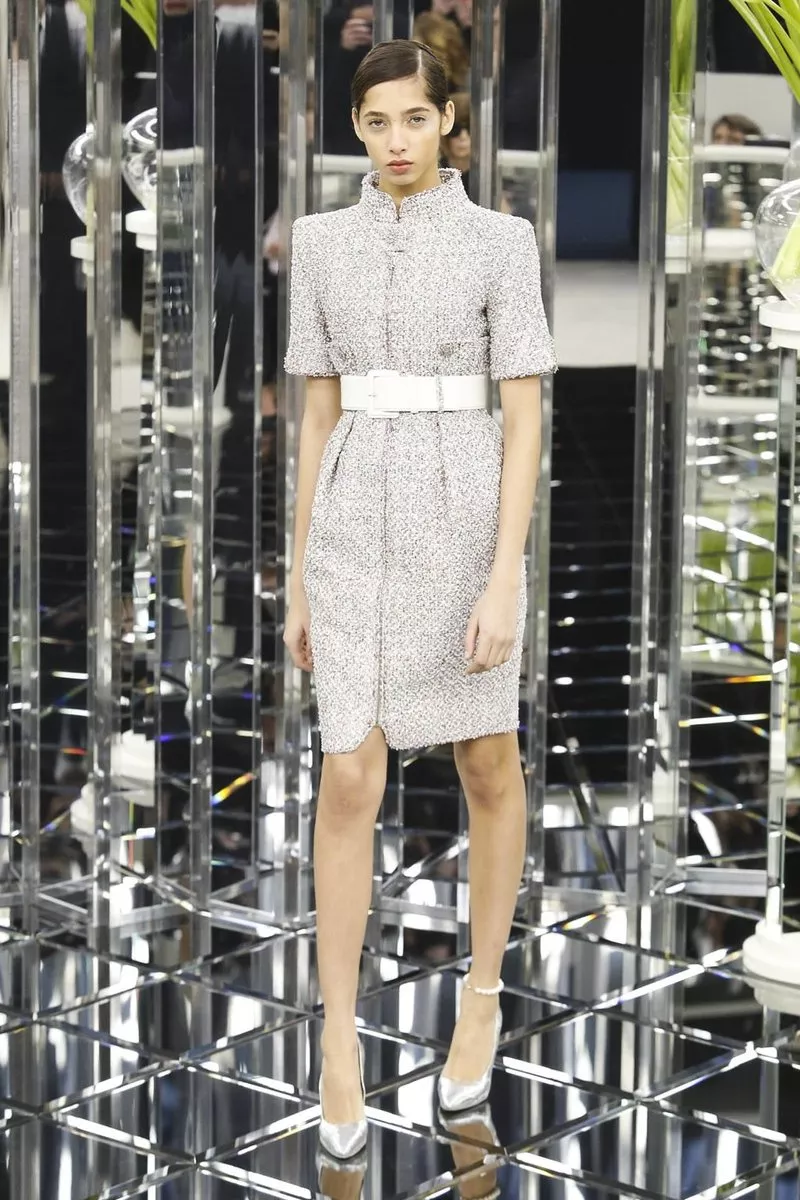 عرض Chanel للخياطة الراقية لربيع 2017: من التويد إلى الأقمشة البرّاقة، تصاميم تجمع بين الحاضر والماضي