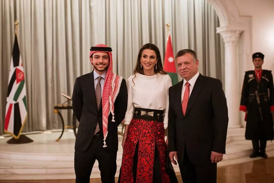 الملكة رانيا تحتفل باستقلال الأردن بأناقة عريقة