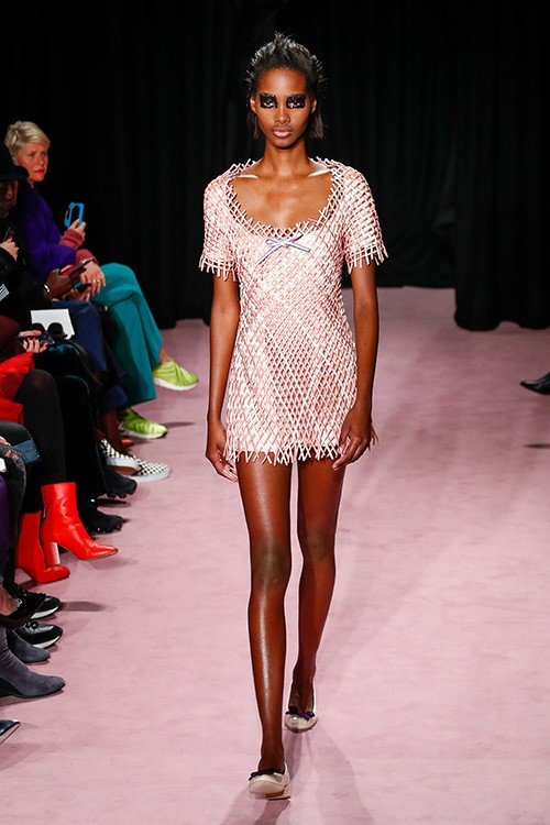 عرض أزياء Viktor & Rolf لربيع 2018