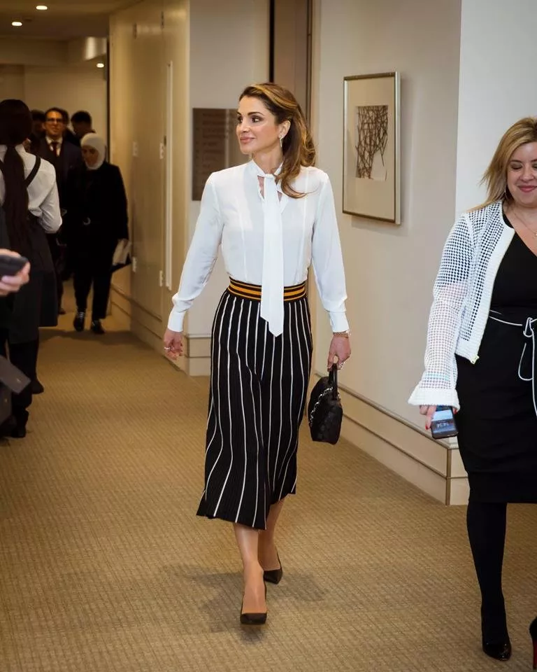 التصاميم ذات النقشة المقلّمة هي المفضّلة لدى الملكة رانيا في الآونة الأخيرة