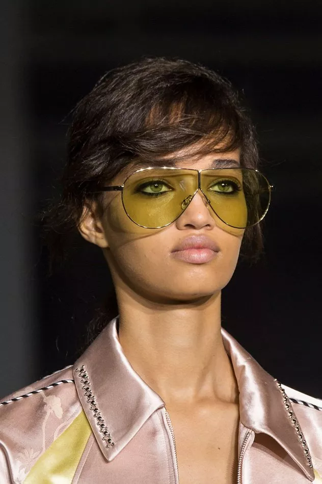 النظارات ذات العدسات الصفراء رائجة هذا الربيع وخصوصاً على شكل Aviator