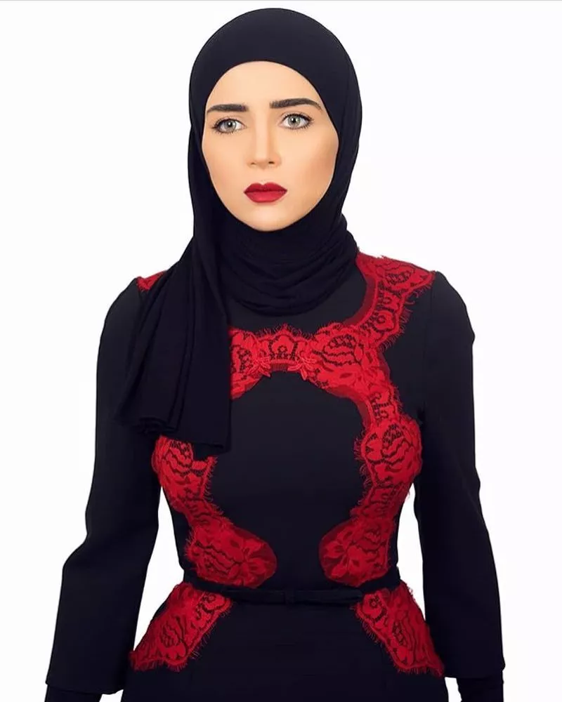 حيلة في المكياج من نجمتكِ المفضّلة: مي عز الدين تبرز ملامح وجهها بالروج الأحمر