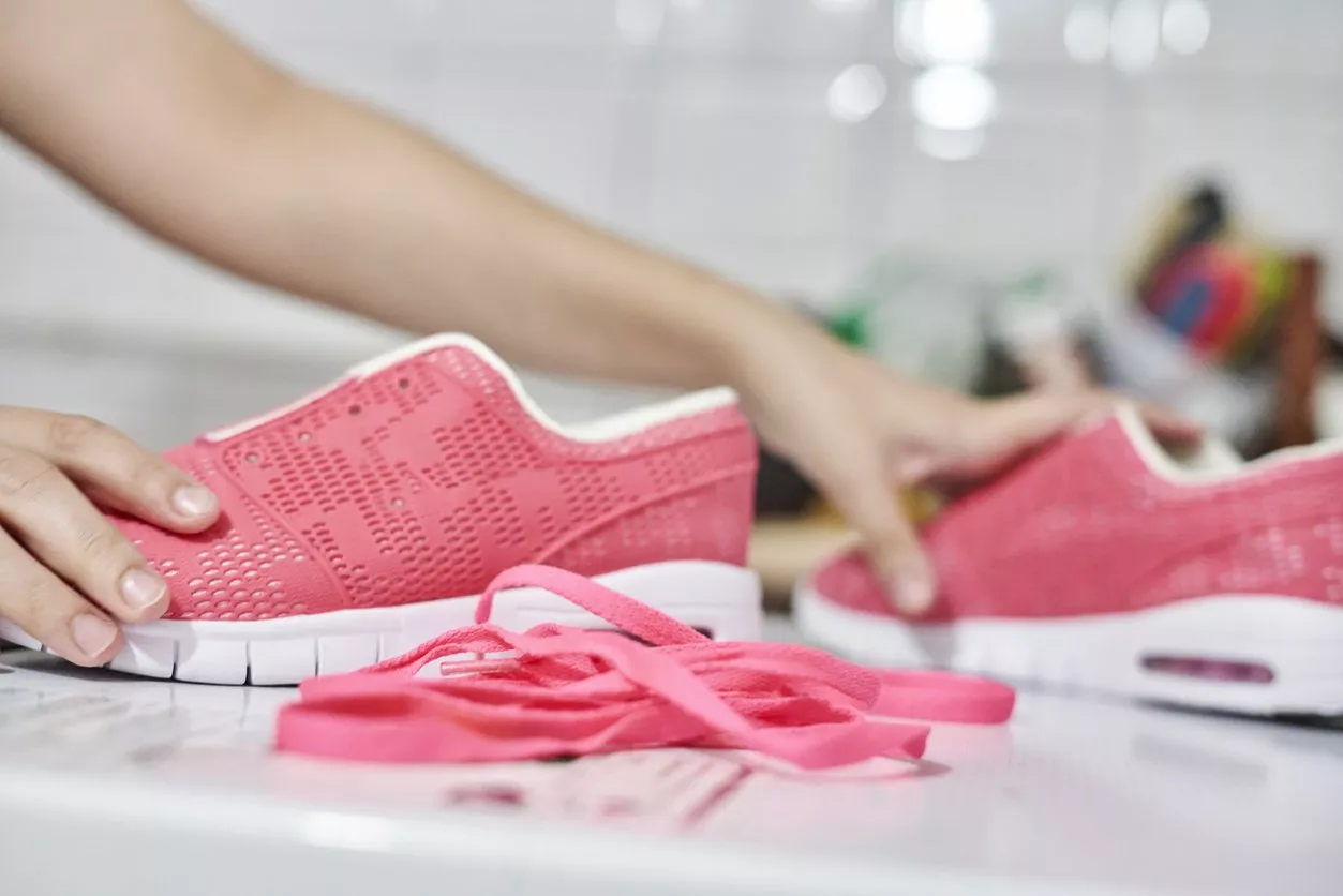 كيفية غسل الأحذية في الغسالة: 6 خطوات لتتّبعيها
