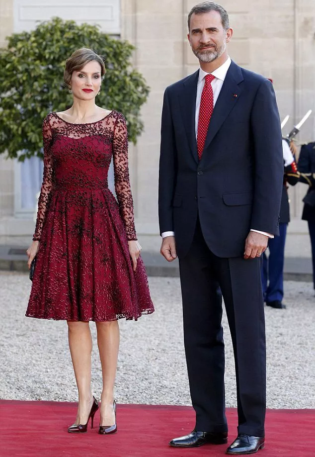 الملكة الإسبانيّة بأناقة ساحرة في فرنسا