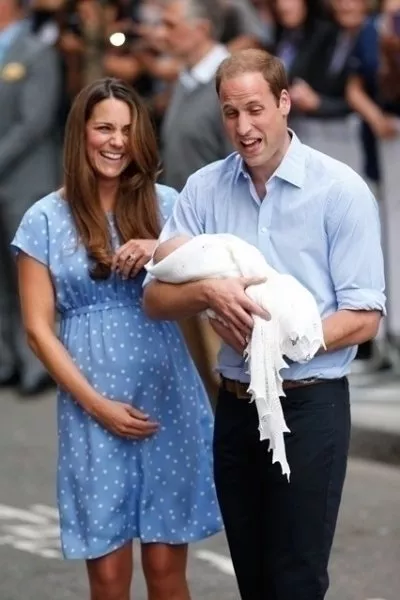 نتذكّر أوّل إطلالة لـKate Middleton بعد إنجابها الأمير جورج