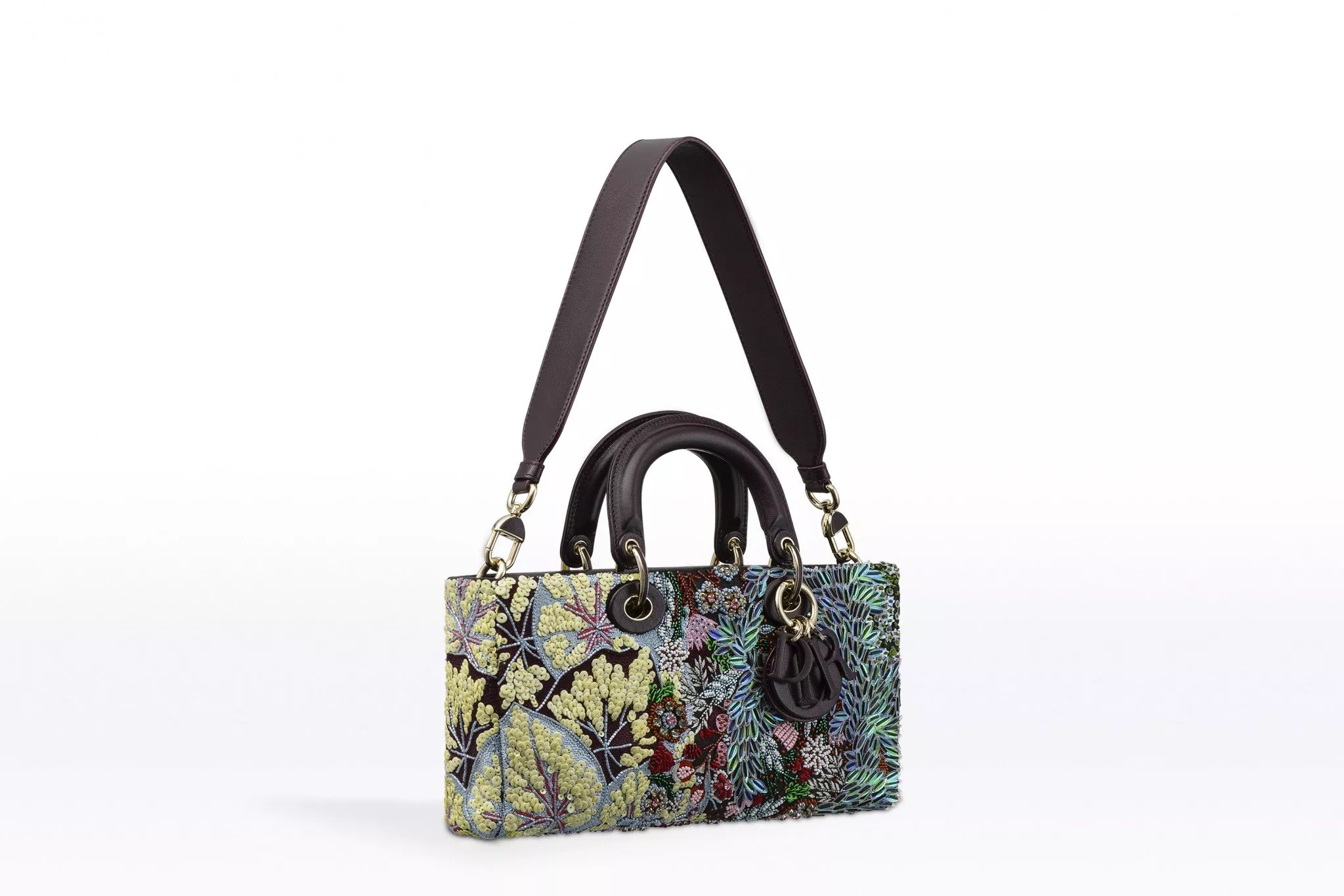 حقيبة الأسبوع: The Runway Bag من Dior تحاكي كل محبّات التصاميم المطرّزة