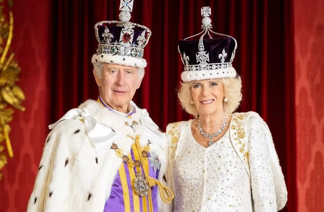 الصور الرسمية الأولى للملك تشارلز والملكة كاميلا بعد حفل التتويج