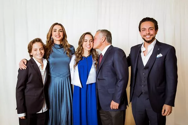 حفل تخرّج الأميرة سلمى إبنة الملكة رانيا: كيف تفاعل أفراد العائلة الملكية مع الحدث؟