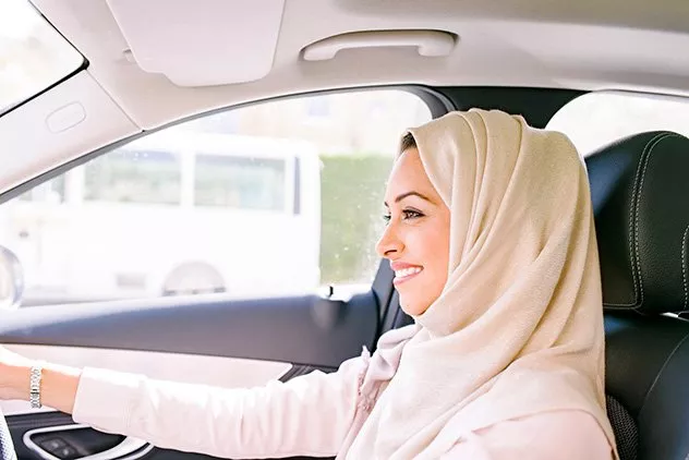 تسهيلات جديدة للمرأة الخليجية تخوّلها دخول المملكة العربية السعودية بسيّارتها